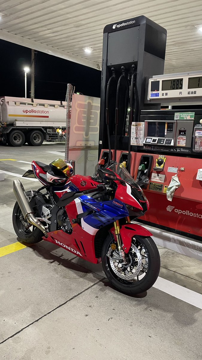 sqyoll's tweet photo. ラストティーンです！

名前：さよ
性別：🚺
年齢：19
住み：滋賀
車種：CBR400R 
　　　CBR1000RR-R SP

 #バイク乗りとして自己紹介 
 #バイク乗りとして軽く自己紹介
 #バイク乗りと繋がりたい
 #Honda  #CBR400R   #cbr1000rrr https://t.co/xb9v59P4vd