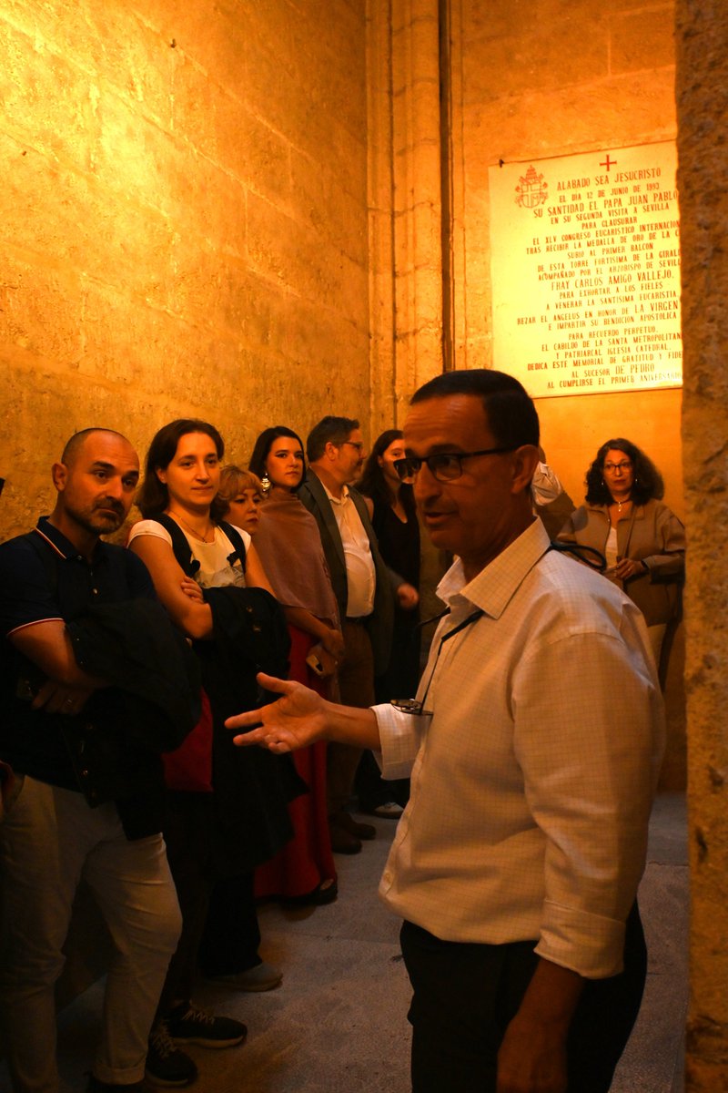 Edartec's tweet photo. Se ha celebrado el congreso de sostenibilidad en la arquitectura SBE25 WestMED Conference-Seville 2025.
Dentro de sus actos se cursó visita a la Giralda de Sevilla. El arquitecto responsable de su restauración Eduardo Martínez Moya, acompañó al grupo de congresistas. https://t.co/RStl8V1why