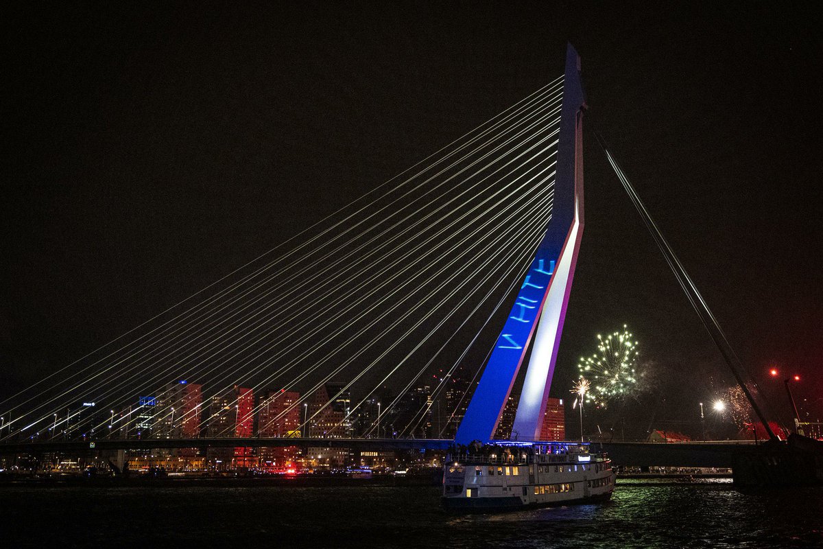 lideruniao's tweet photo. Na Holanda, dois jovens foram condenados a seis meses de prisão efectiva por terem projectado numa ponte, em Roterdão, a frase “vidas brancas importam”.

É racial, o objectivo final é substituir os brancos e impedir a reação. Muitos, inclusive “nacionalistas” cívicos do Chega, só o compreenderão quando o tsunami chegar ao seu quintal. E chegará.