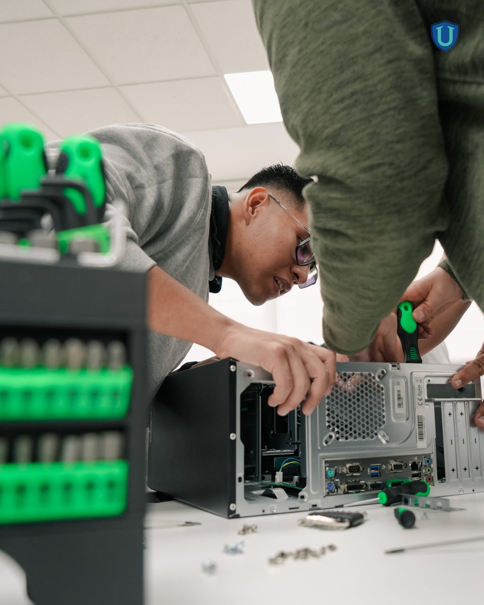 _Universae's tweet image. En OpenUNIVERSAE, nuestros estudiantes aprenden de forma práctica y colaborativa.

La última dinámica ha estado enfocada en el ámbito informático, montaje de equipos y lenguaje SQL. ¡Así se construye el futuro! 🚀

#UNIVERSAE #Educación #FPOficial #Informática