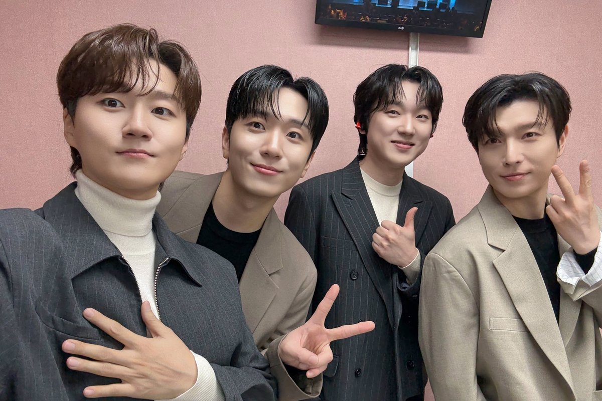 [📸]

251211
포레스텔라와 함께하는 희망 콘서트 종료

오늘 포레스텔라 공연 보고

영 : 영원히 네 명만
덕 : 덕질할 다짐✊

#포레스텔라 #Forestella