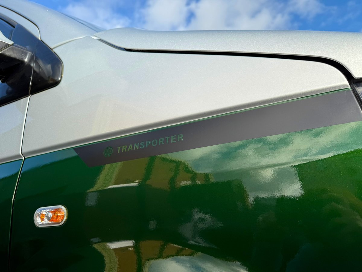 LNGraphicDesign's tweet photo. Volkswagen #T5 now featuring a stunning @HexisUKLtd Scottish Green Gloss #Wrap with Matt Black accents. The colour brings a fresh, modern look to the van while keeping things clean & classy - what do we all think? π
https://t.co/3dnk8L4uhI
#volkswagent5 #vehiclewraps #wraps https://t.co/EP6IlYknyS
