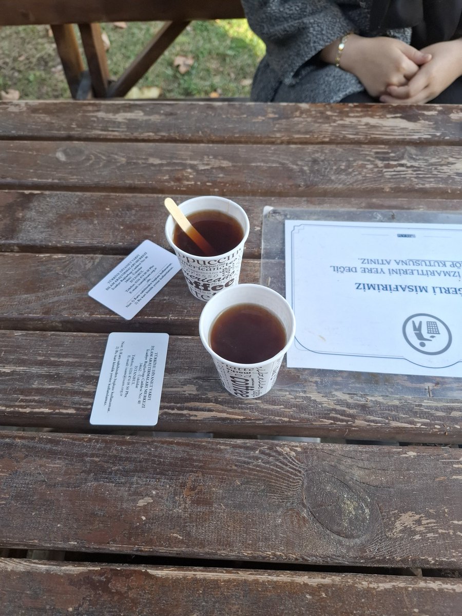 leylaruba's tweet photo. isamda karton bardakta çayın 1 tl olduğunu bilmiyormuş duyunca bu enflasyonda hala 1 tl'ye çay satan isamı tebrik etti https://t.co/vlQnZQzmIP