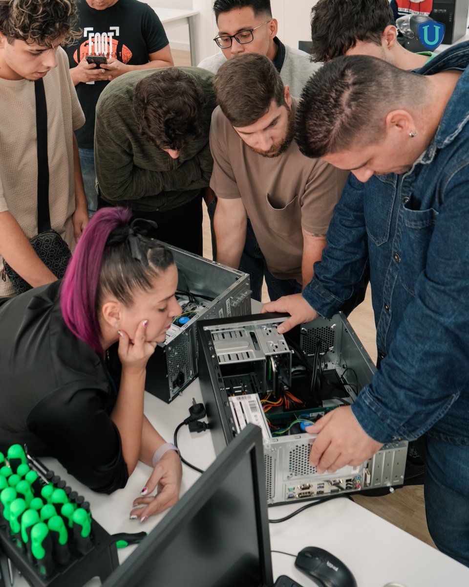 _Universae's tweet image. En OpenUNIVERSAE, nuestros estudiantes aprenden de forma práctica y colaborativa.

La última dinámica ha estado enfocada en el ámbito informático, montaje de equipos y lenguaje SQL. ¡Así se construye el futuro! 🚀

#UNIVERSAE #Educación #FPOficial #Informática