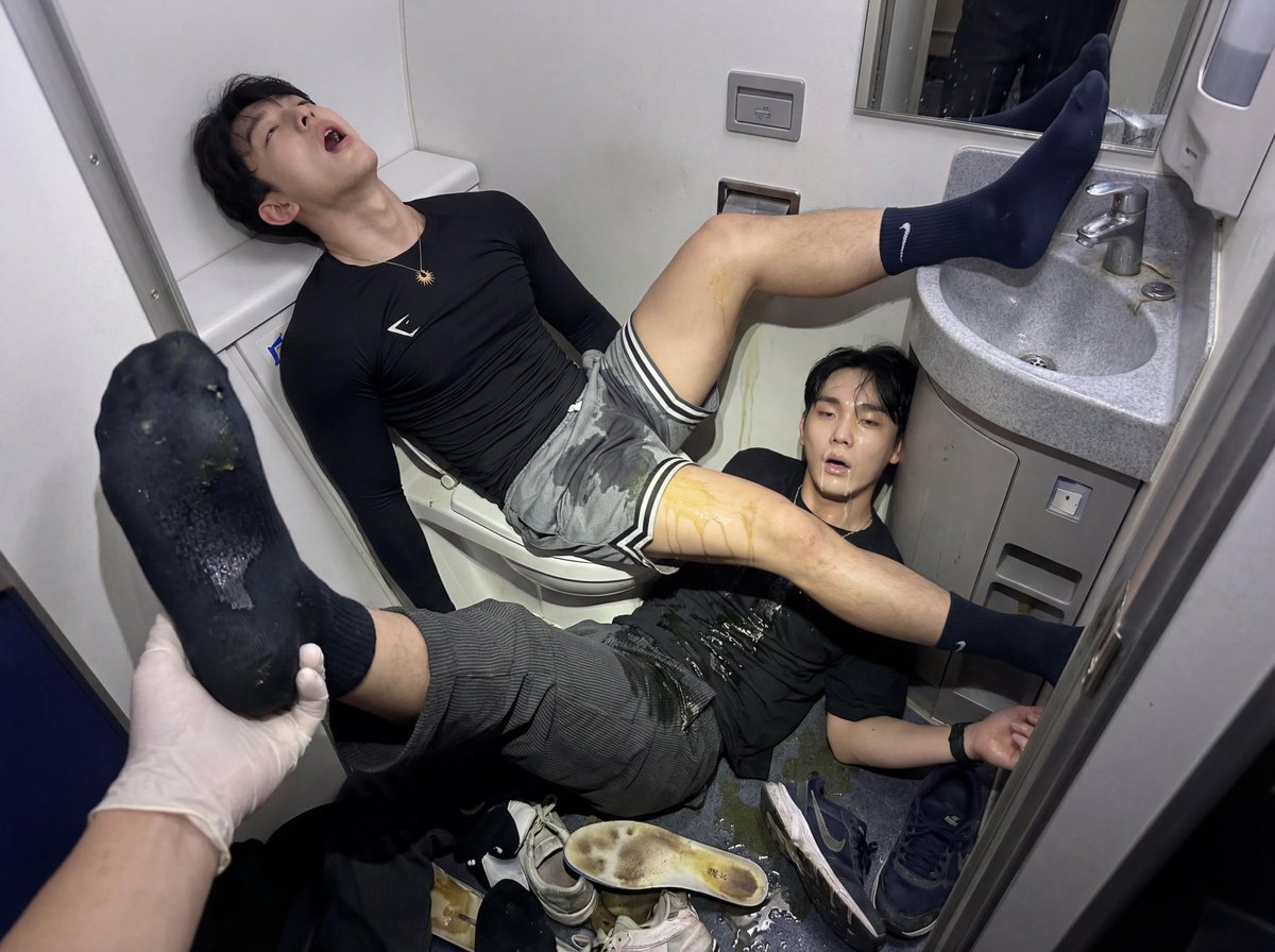 qDSXJLgTwQGRmFi's tweet image. 打开衣柜门 发现黑袜帅哥被杀害