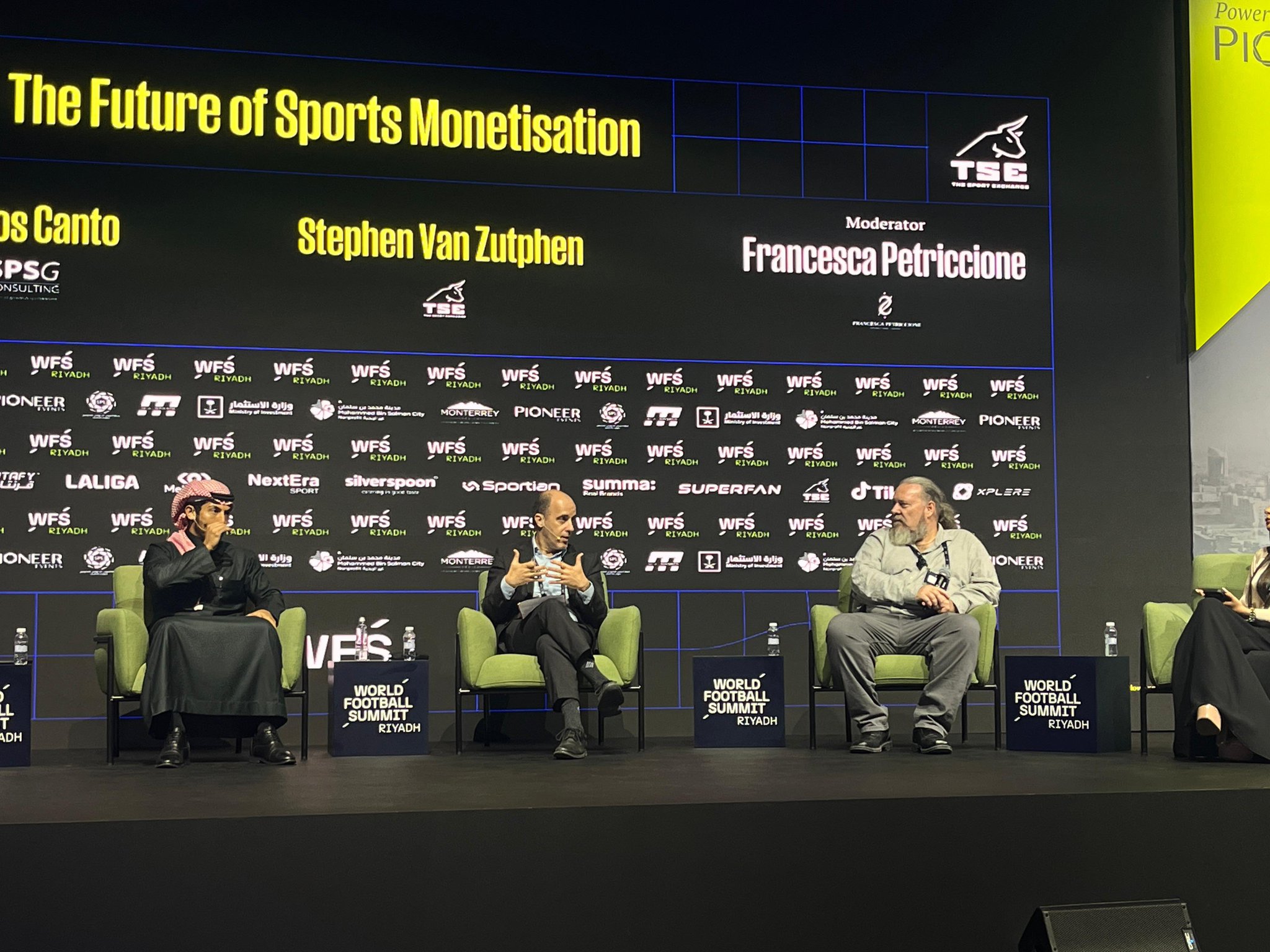 كارلوس كانتو الرئيس التنفيذي في «SPSG Consulting»، في جلسة حوارية بعنوان " مستقبل تحقيق الدخل الرياضي" خلال المنتدى العالمي لكرة القدم : - جميع الأندية والبطولات تتنافس على وقت الجمهور، وماله، واهتمامه 