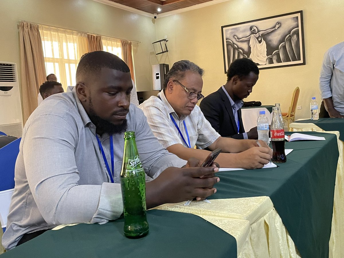 KatuseleJoseph's tweet photo. Après la 1ère partie de la journée, les participants, alors subdivisés en 4 groupes, sont réunis à nouveau pour une session de renforcement de capacités de #recherche des #JeunesChercheurs.
Une #master_class tenue par Dr Idah RAZAFINDRAKOTO de @GDNint
#Afrique_Francophone
#UNIGOM https://t.co/OIngEIDzn4