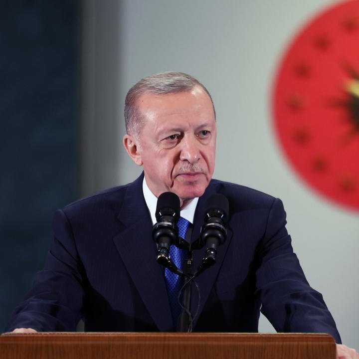 Cumhurbaşkanı Erdoğan: Kefenin cebi yok. Öbür dünyaya mal mülk değil, adalet ve dürüstlük üzerine yaşanmış bir hayat götüreceğiz.
 Elhamdullillah biz Türk ve Kürt halkları olarak senin manevi feragatinla satmisiz Bu dünyayı.Ulke umrumuzda değil.Yeterki huzur mahşerde Reisi Azam