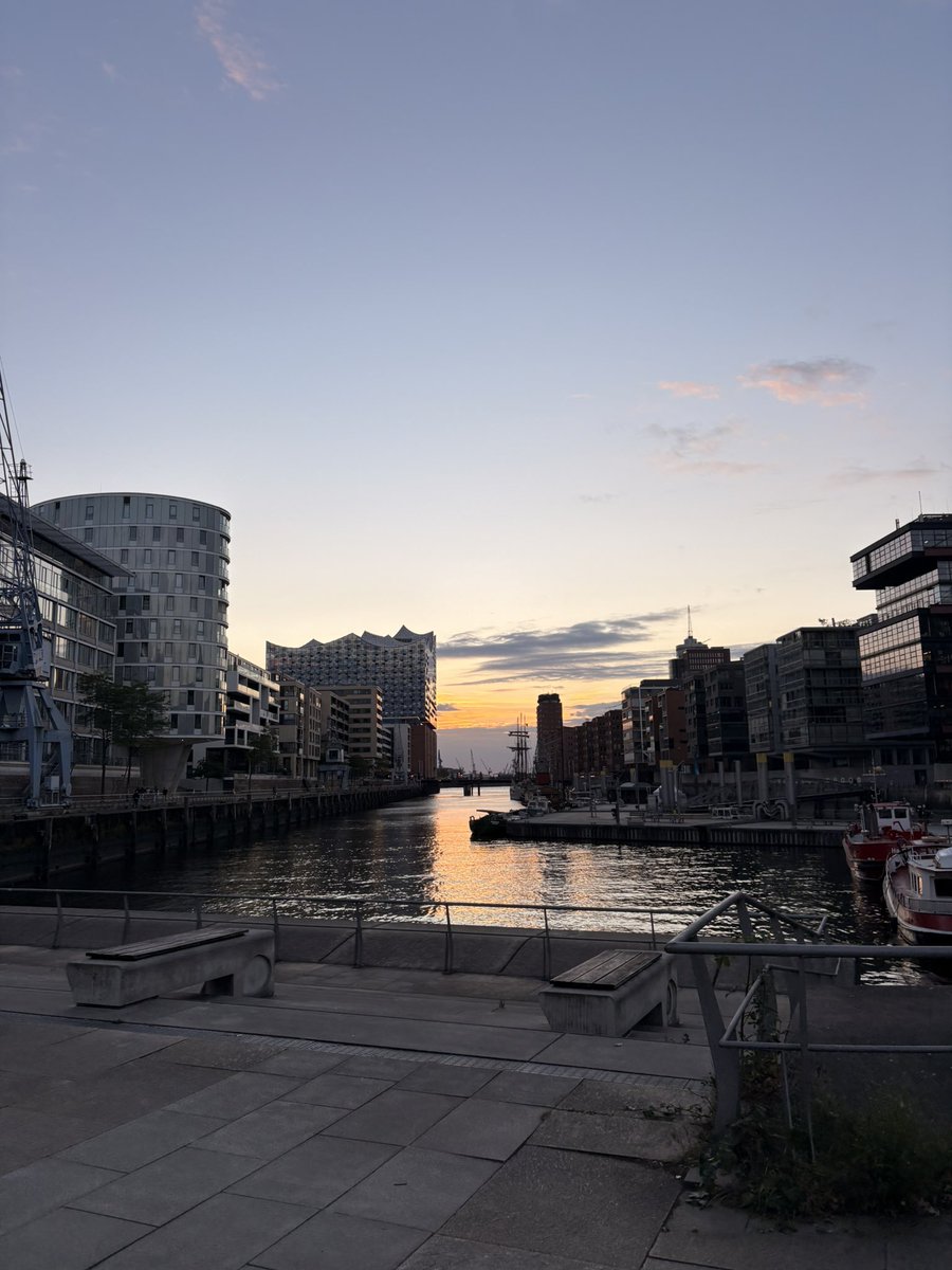 ArVe2412's tweet photo. This is what sunsets in Hamburg, Germany look like https://t.co/kms9C5b14v