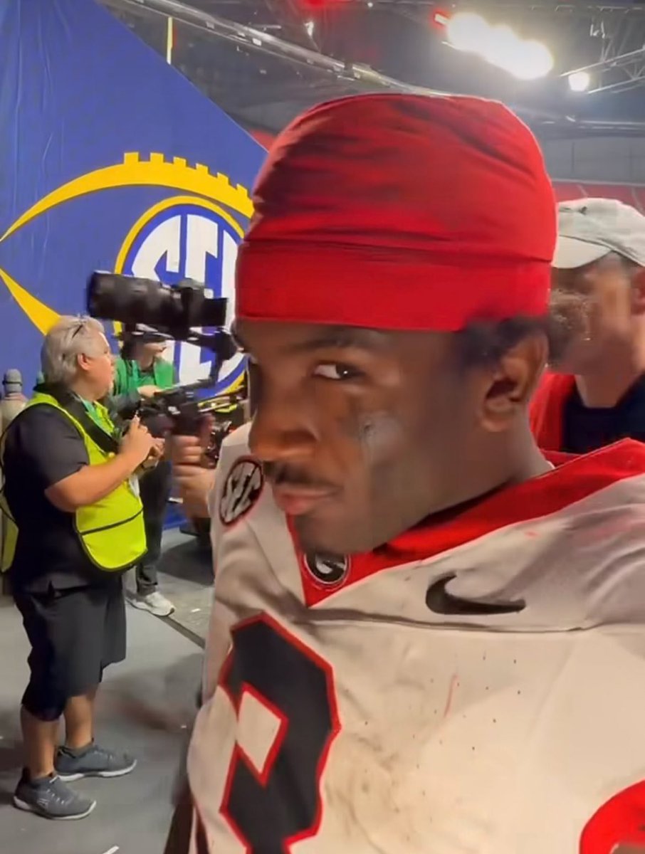 aaronleicht's tweet image. It’s freezing outside. Feels like -3°. #GoDawgs