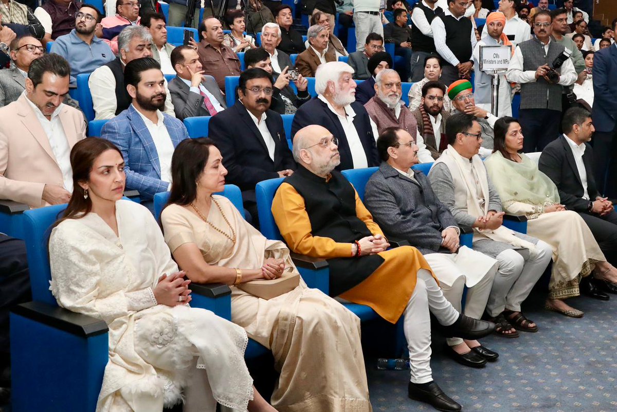 भाजपा राष्ट्रीय अध्यक्ष एवं केन्द्रीय मंत्री श्री <a href="/JPNadda/">Jagat Prakash Nadda</a> ने आज नई दिल्ली में मशहूर अभिनेता व पूर्व भाजपा सांसद स्वं. धर्मेंद्र जी की स्मृति में आयोजित श्रद्धांजलि सभा में सम्मिलित होकर उन्हें श्रद्धासुमन अर्पित किया।

ॐ शांति🙏