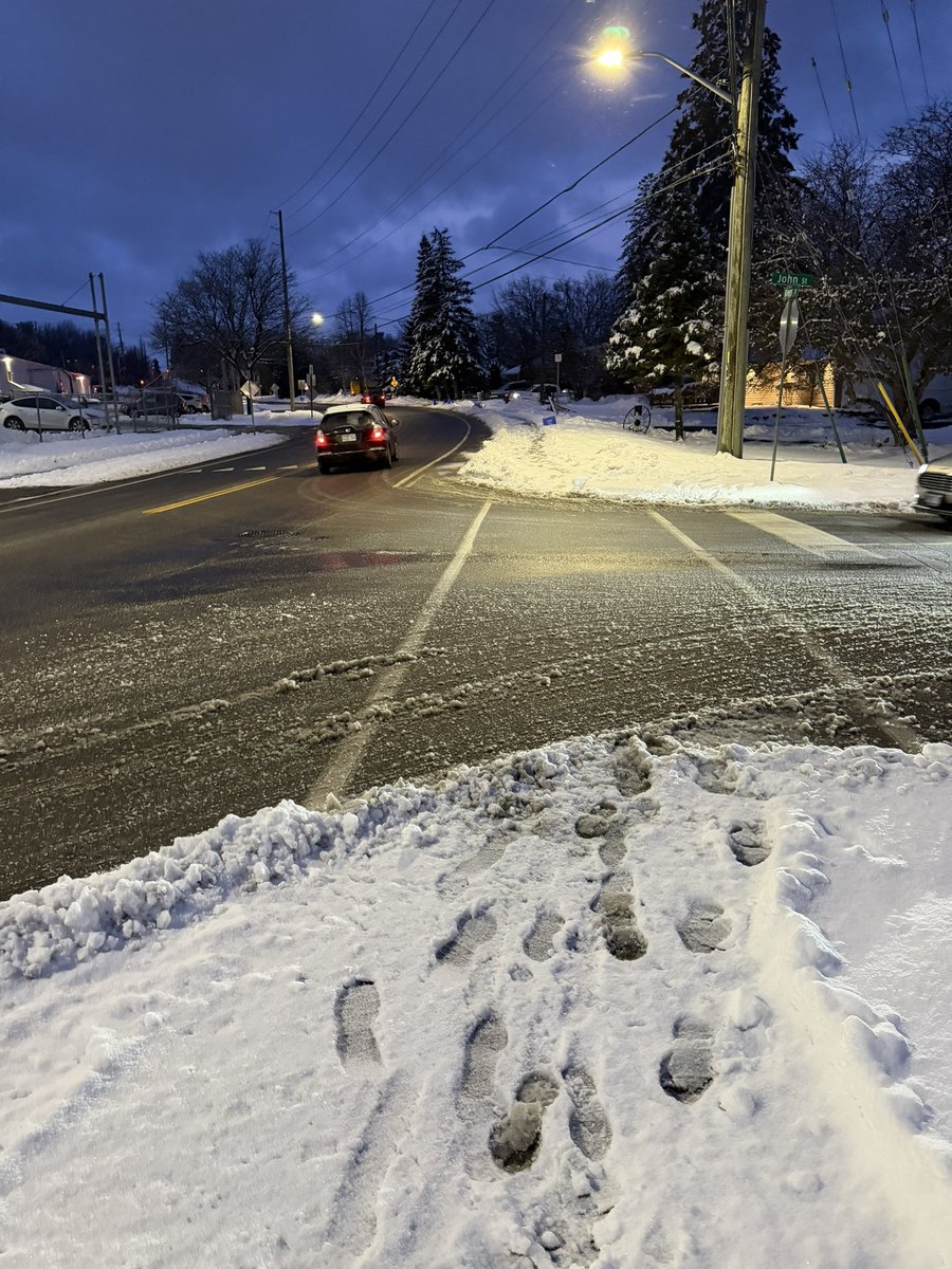 mdascott's tweet photo. @_HaltonHills, why do I have to ask this every winter? Our tax money pays for plowed sidewalks, yet they’re always missed.  Many kids (at the school bus stop) and seniors use these sidewalks, and it seems like a liability lawsuit is just waiting to happen.  John St. &amp; River Dr. https://t.co/tREzxLkfz8