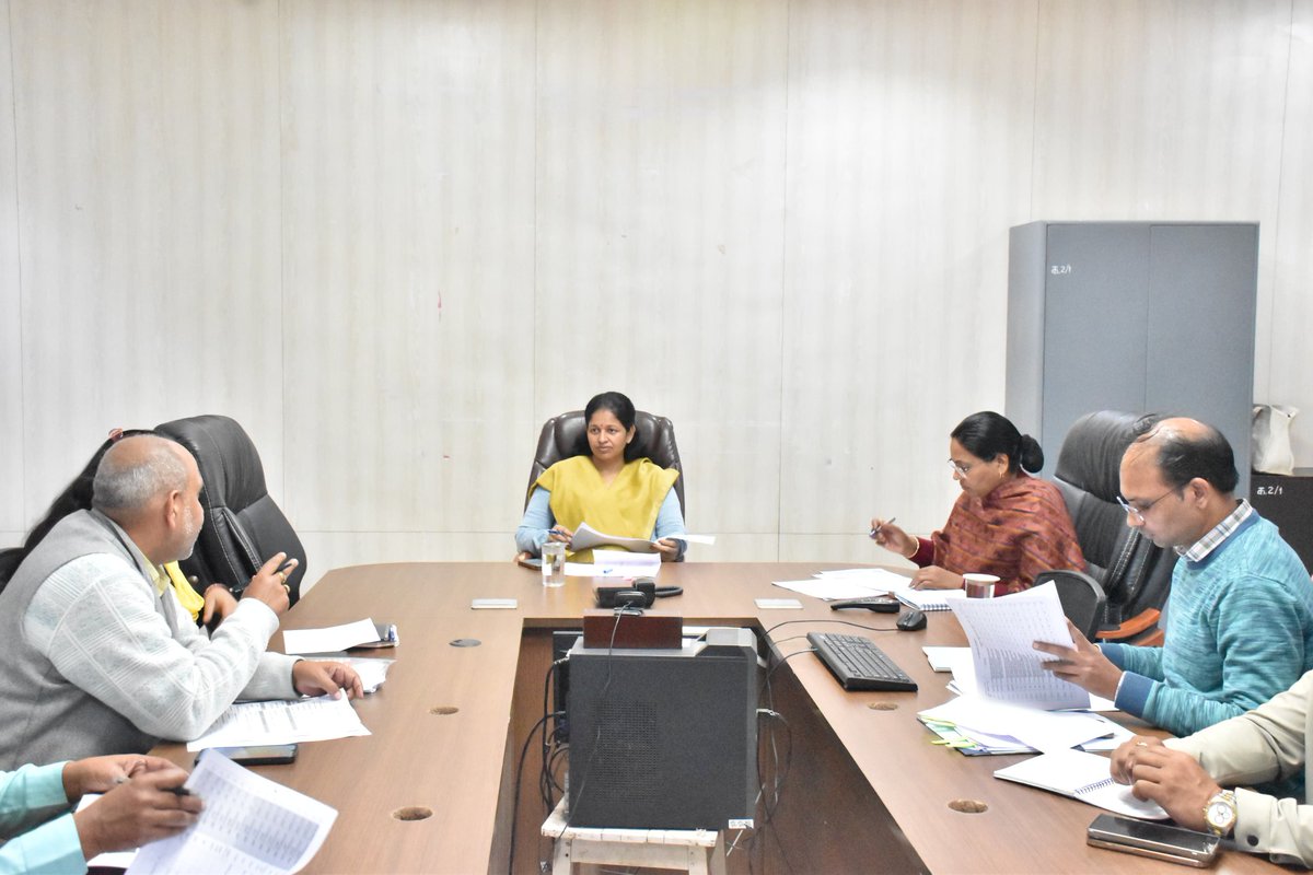 कलेक्टर श्रीमती प्रतिभा पाल ने बैठक में कहा कि प्रधानमंत्री किसान सम्मान निधि में शेष बचे किसानों की फार्मर रजिस्ट्री दो दिवस में अनिवार्य रूप से करा दें। सभी तहसीलदार पटवारियों को किसानों की सूची देकर ऑनलाइन ई केवायसी दर्ज कराएं।