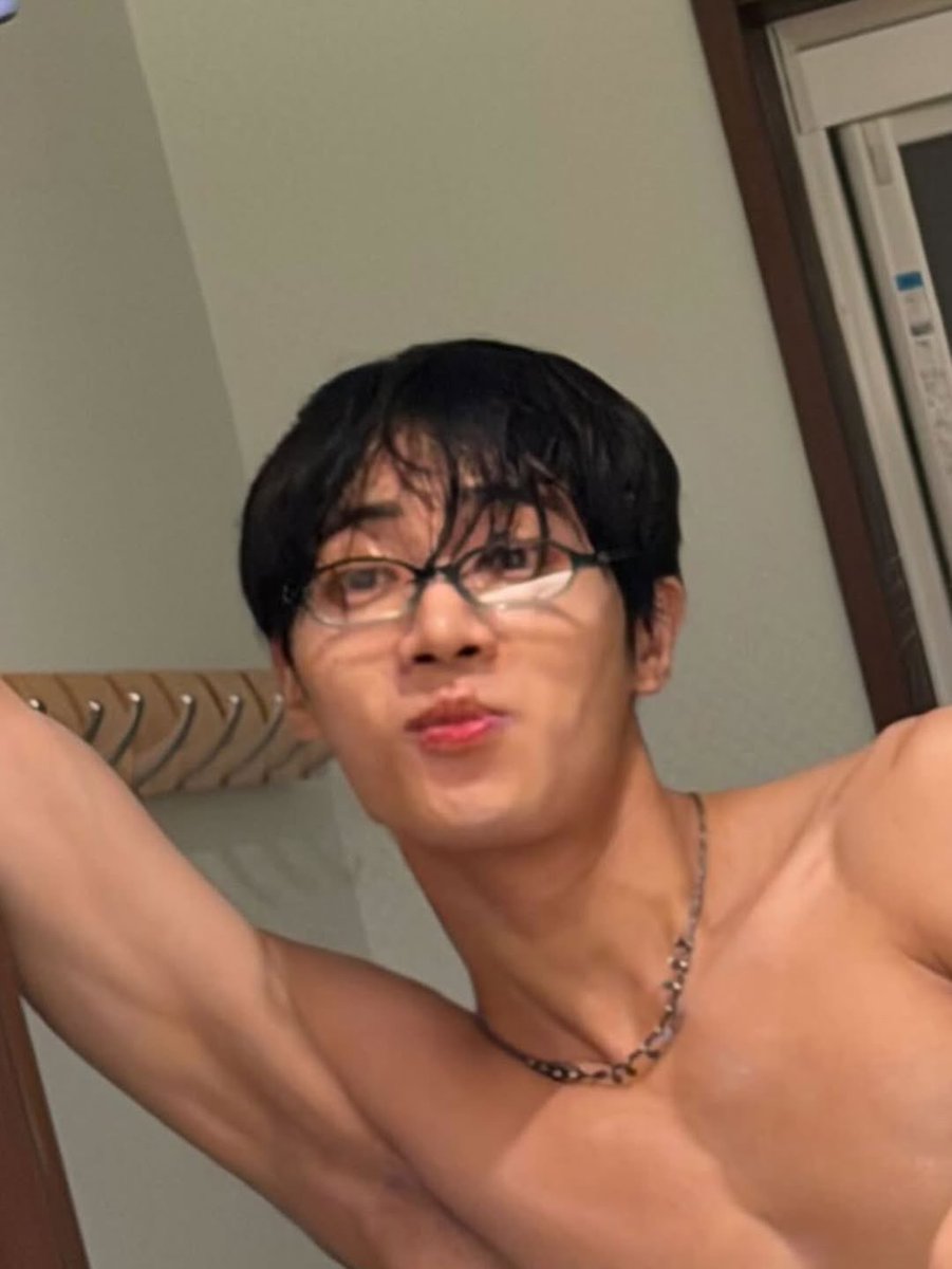agust_d_never's tweet photo. ヨンウがクール系からおっぱっぴーってなってるㅋㅋㅋㅋㅋㅋ
ヨンウおもろい🫶
日本での家族旅行楽しんでたんだね～🤍ばったり遭遇した人いるのかな、、 https://t.co/J8ah2Vrq46