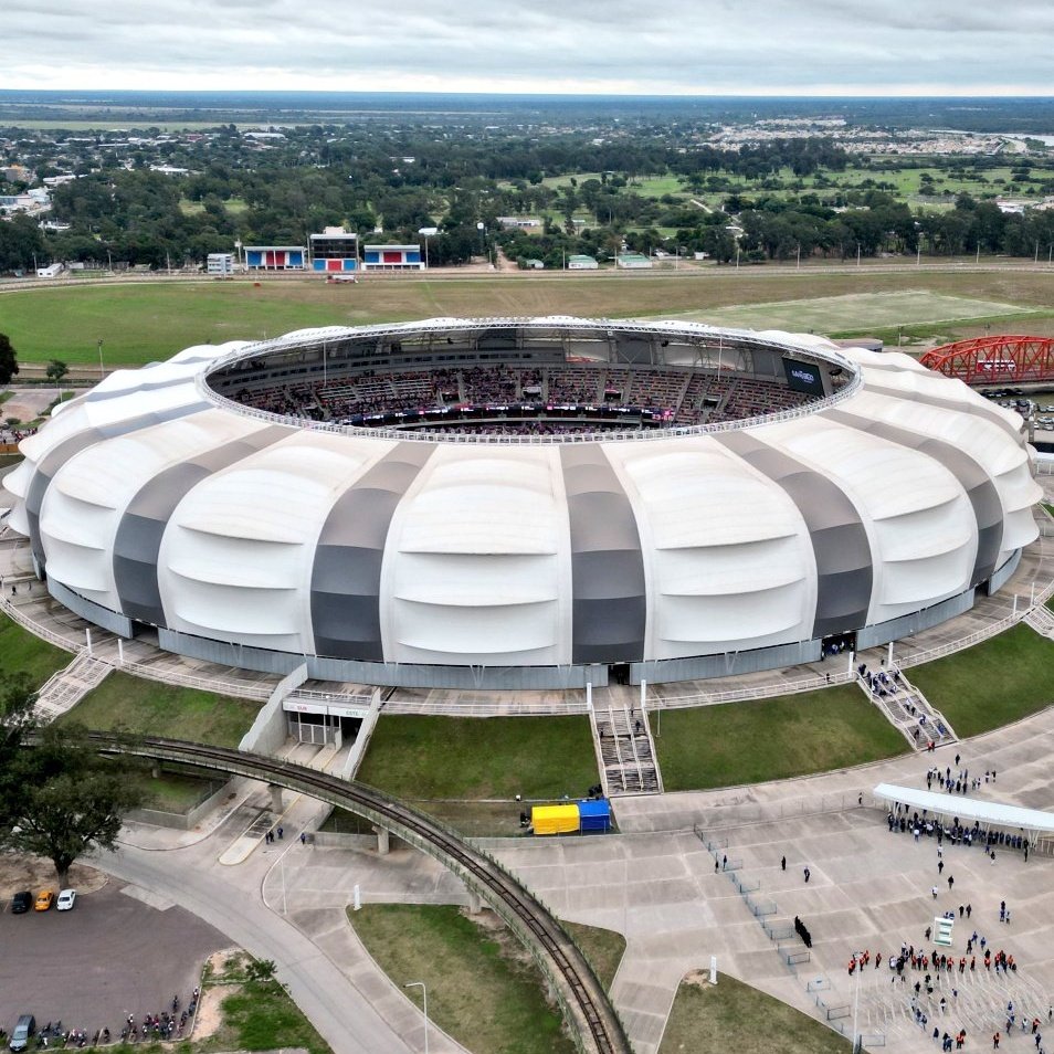 10 de las últimas 15 finales que se jugaron en el fútbol Argentino fueron en Santiago del Estero. NO ES FEDERAL: es un negocio donde unos pocos ganan mucha plata. Insólito que Racing y Estudiantes viajen 1000 kms con 40 grados. Se viene un informe donde cuento PORQUE pasa esto