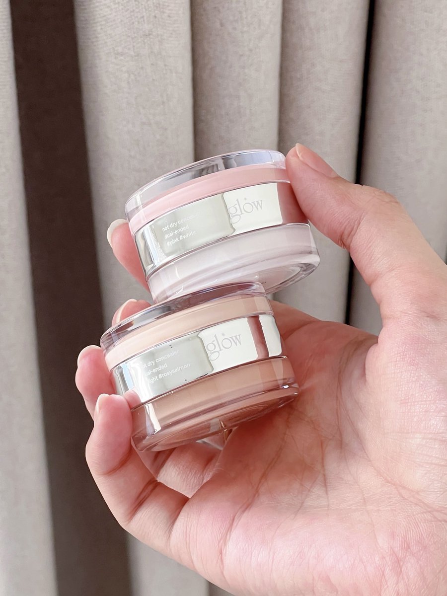 moonmoonreview's tweet photo. Make up tips อีกอันของคิมจีวอนนะ คือเบสเมคอัพ กับ คอนซีลเลอร์ glow ตลับนี้แหละ! พส.ใช้สี Pink &amp; White ใต้ตา+แก้มใสๆ หน้าดูมีมิติมากกกกก หน้าพุ่งแบบกำลังดีอะ ลุคแบบดูไม่มีอะไรมาก แต่มีอะไร คือเริ่ดเลยล่ะ https://t.co/EBdzFDEJ2k