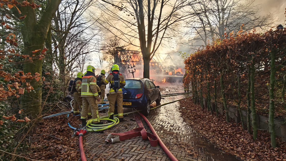 Grote brand legt schuur in de as in Velswijk
