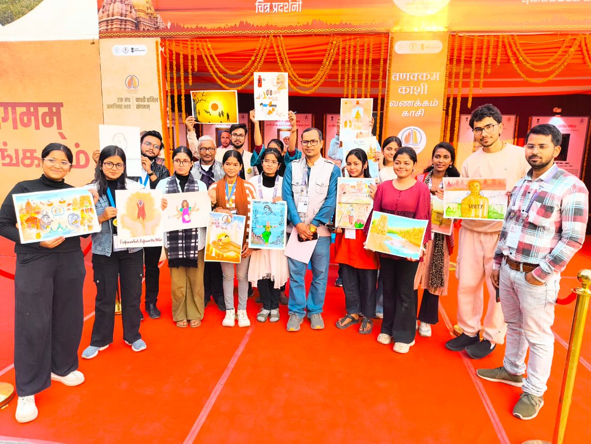 CBCLucknow's tweet photo. सीबीसी, लखनऊ की प्रदर्शनी में स्कूली छात्रों की भारी भीड़ उमड़ी। सीबीसी द्वारा आयोजित चित्रकला प्रतियोगिता के विजेताओं को आज काशी तमिल संगमम् 4.0 में पुरस्कृत किया गया।
#KTS4 #KashiTamilSangamam #CulturalUnity
@MIB_India @PibLucknow @CBC_MIB @EduMinOfIndia @KTSangamam @MIB_Hindi https://t.co/hdOQiM28Md