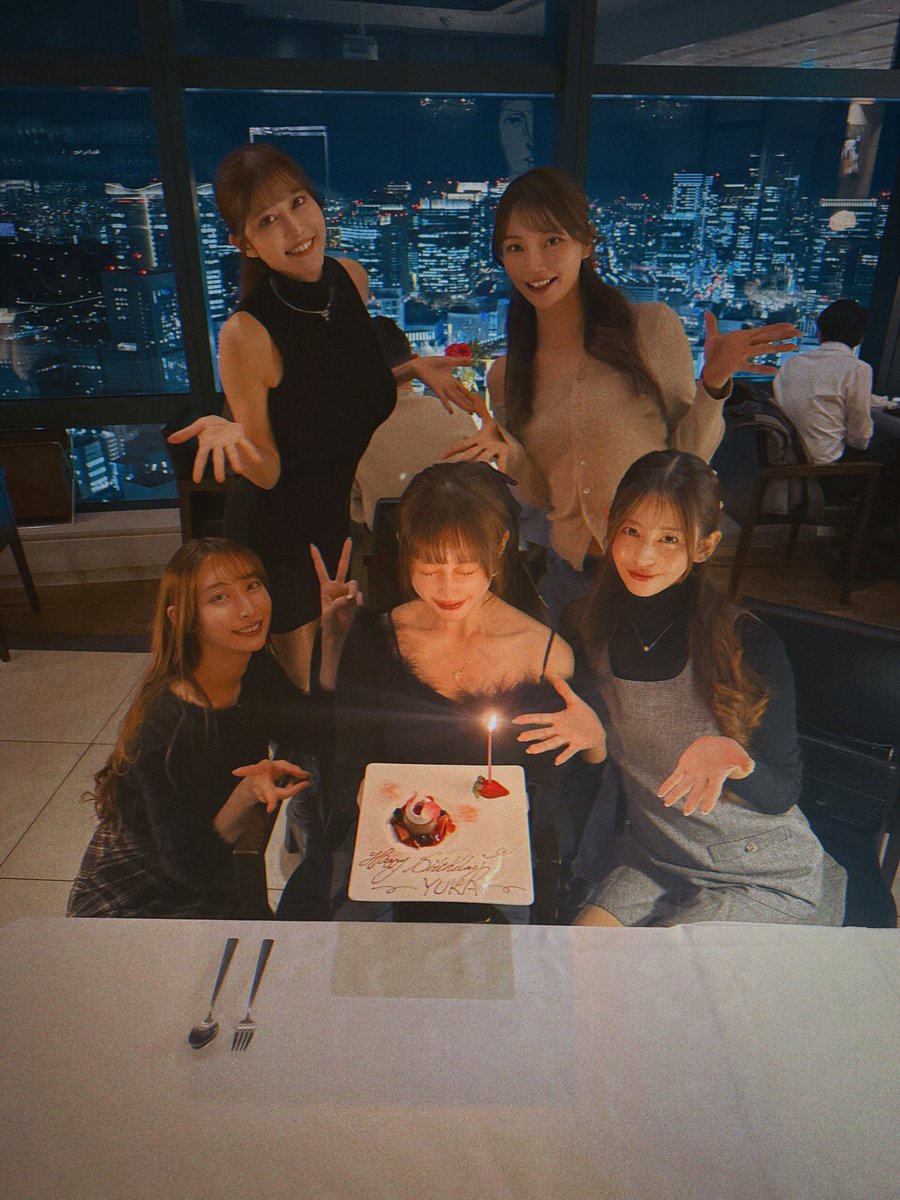 昨日はゆかふぃんのお誕生日ディナー🍽️🩷
ゆかふぃんお誕生日おめでとう🎂
もう笑いすぎて顔が痛かった😂
こうやって、みんなのお誕生日近くで集まって、定期的に近況報告できるの嬉しすぎる☺️
みんなに幸あれ🌸