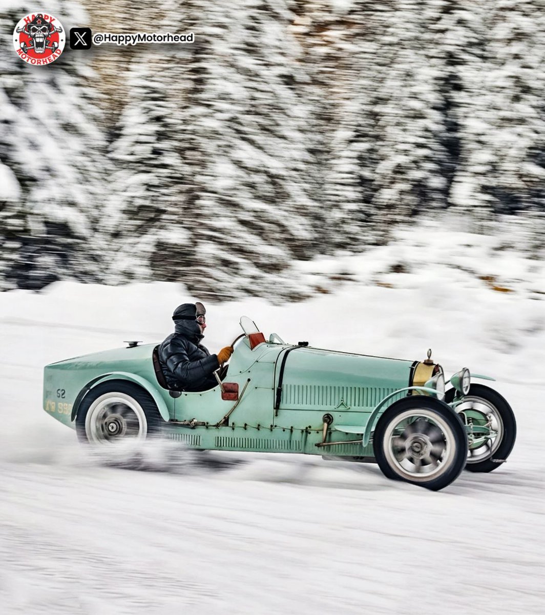 HappyMotorhead's tweet photo. ♦️🔸️💎🔸️♦️🔹️💎🔹️♦️🔸️💎🔸️♦️
👉 Who else would daily-drive a supercharged 1920s Bugatti Type 35 through a blizzard with zero windshield and a huge grin ⁉️❄️🏁🔥
Pure, unfiltered motoring madness.
#Bugatti #VintageRacing #Type35 #IceRacing #Petrolhead #PreWar #NoFear #HappyMotorhead #Snow #Blizzard