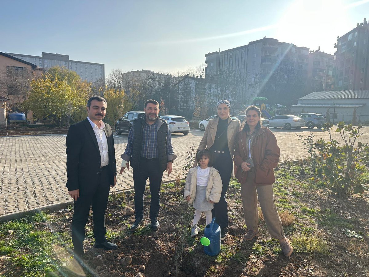 Dicle Kaymakamımız Sayın Mustafa ATIŞ ve kıymetli eşi Hakime Sayın Gizem ATIŞ, Diyarbakır Orman İşletme Müdürlüğümüzü ziyaret ettiler İşletme Müdürümüz Sayın Davut AYZİT ile kurum bahçesinde zeytin ağacı dikimi gerçekleştirilmiştir Nazik ziyaretlerinden dolayı teşekkür ederiz.