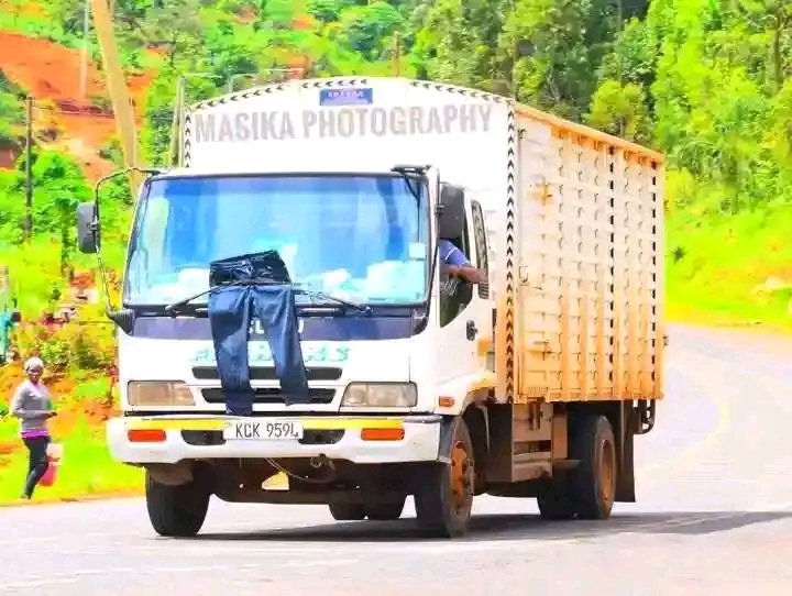 dansilly_ke's tweet image. Naskia drivers kueka nguo hivi mbele ya  gari hukuwa a sign of something. What does it mean??😂💯