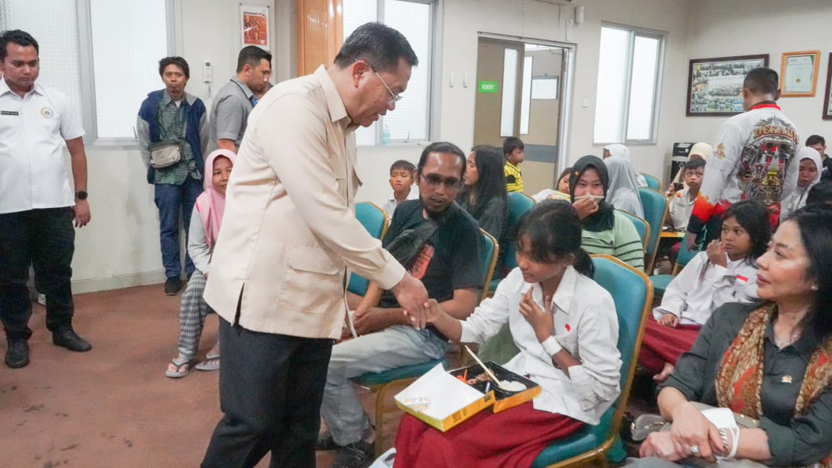 RadioElshinta's tweet image. Korban Insiden SDN Kalibaru 01 Ditangani Optimal, BGN Siapkan Pemulihan Trauma. 

Jakarta – Badan Gizi Nasional (BGN) memastikan seluruh korban insiden tabrakan di SDN Kalibaru 01, Cilincing, Jakarta Utara, mendapatkan penanganan medis terbaik. 

"Alhamdulillah semua korban telah…