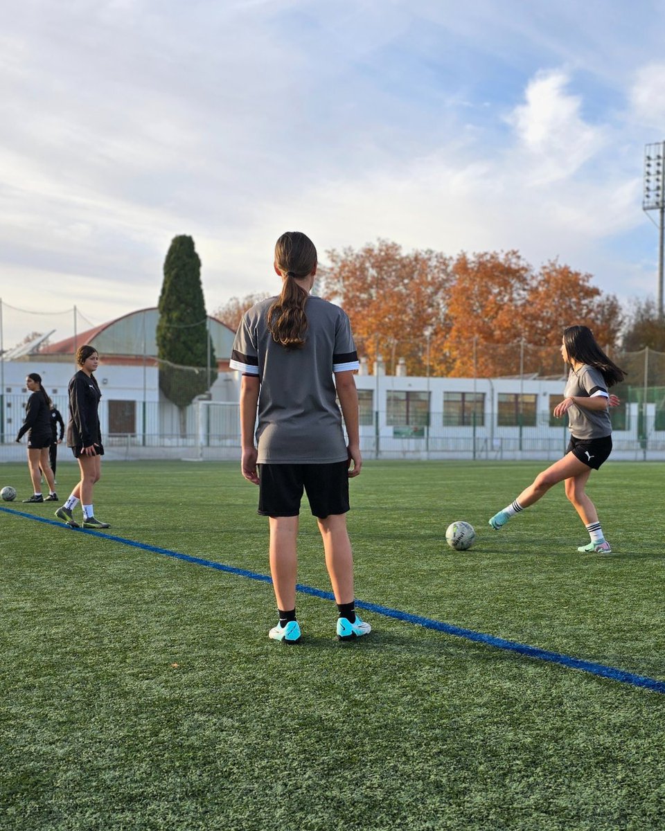 EscuelaAlBasit's tweet photo. ⚽️ El fútbol es más que un deporte: es actitud, compañerismo y constancia.
Cada tarde en el campo es una oportunidad para mejorar y disfrutar juntas del camino. ⚫⚪️
#Albasit #FútbolBase #FútbolFemenino #EntrenamosConPasión #SomosEquipo https://t.co/BrIYuxaPgG