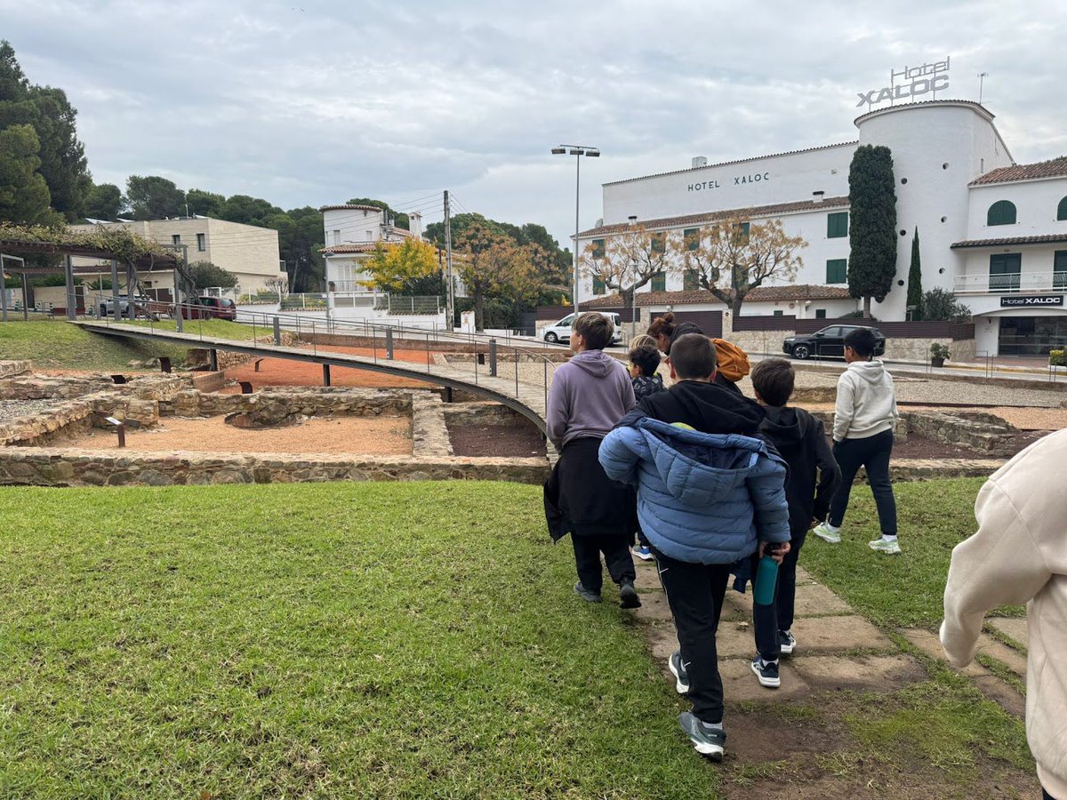 L’alumnat de robòtica de competició està preparant el seu projecte innovador per a la First Lego League sobre arqueologia i, va anar a visitar un jaciment arqueològic que tenim a Platja d’Aro “La vil·la romana del Pla de Palol”. La Roser, ens ha fet una interessant visita guiada.