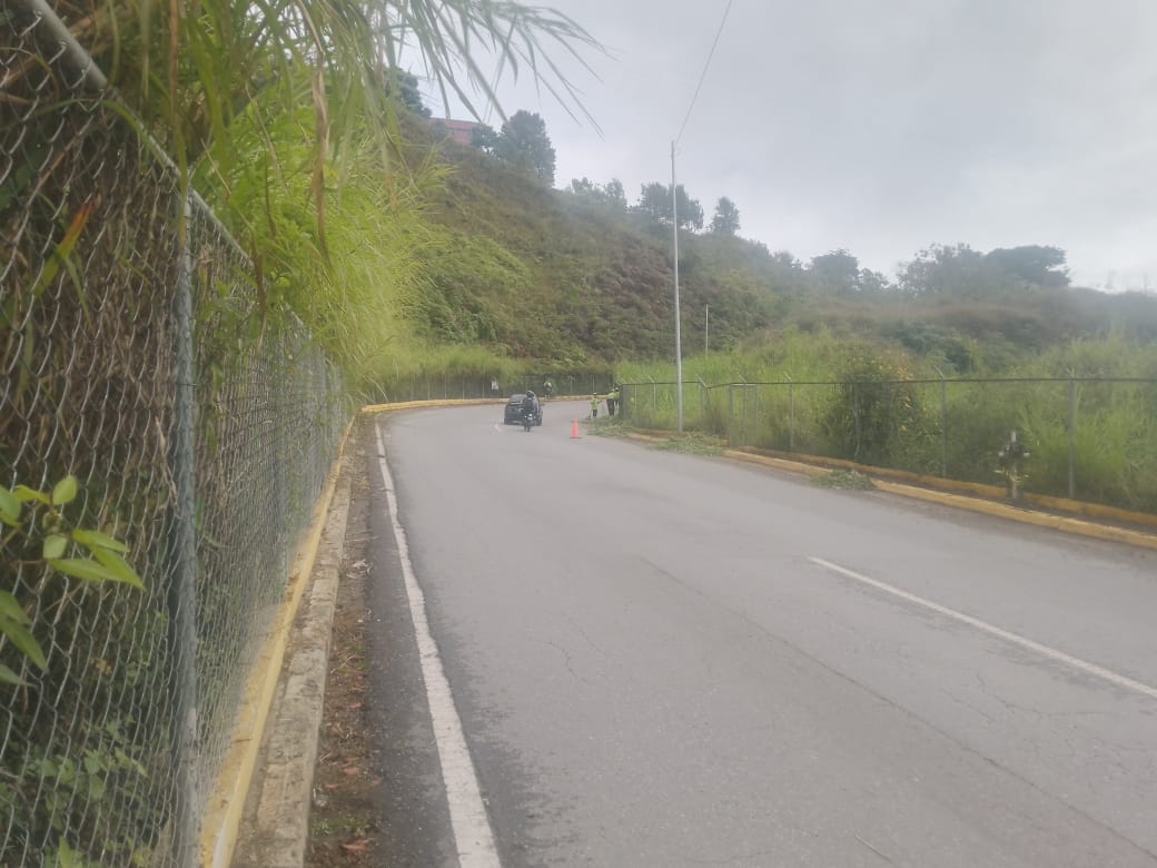 fospuca's tweet photo. Bajo una suave neblina mañanera, damos continuación al operativo de saneamiento ambiental en la Carretera Hoyo de la Puerta, en #ElPlacer de #Baruta.
#FOSPUCA es buen servicio 🚛 https://t.co/NNwlJwHeum