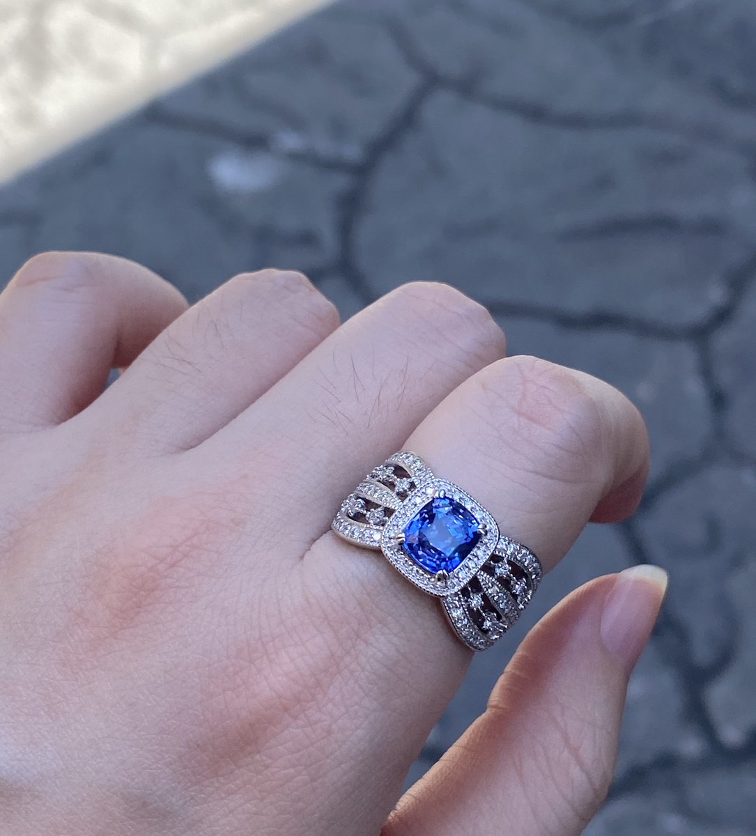 #원석마켓
블루 사파이어 반지 팔아요

사파이어 2.27캐럿 단순가열
18k 화이트골드+천연다이아몬드 휘ㅈㅇㄹ 세팅이고 제품무게가 11g정도 되어서 꽤 묵직해요.
알값+세팅비 총 540만원에 만들었고 500만원에 팔아 봅니다
순금 한 돈 33만원 할 때 세팅한 가격이죵..

직거래 선호합니다.