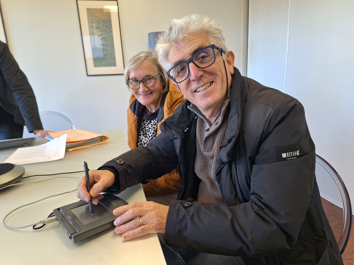 ORPI_TREGORIMMO's tweet photo. Signature de l'acte notarié pour ces clients - vente et achat d'un appartement vue mer en plein coeur de Trebeurden. Merci à tous pour votre confiance et fidélité. https://t.co/Vb6fr3aRg3