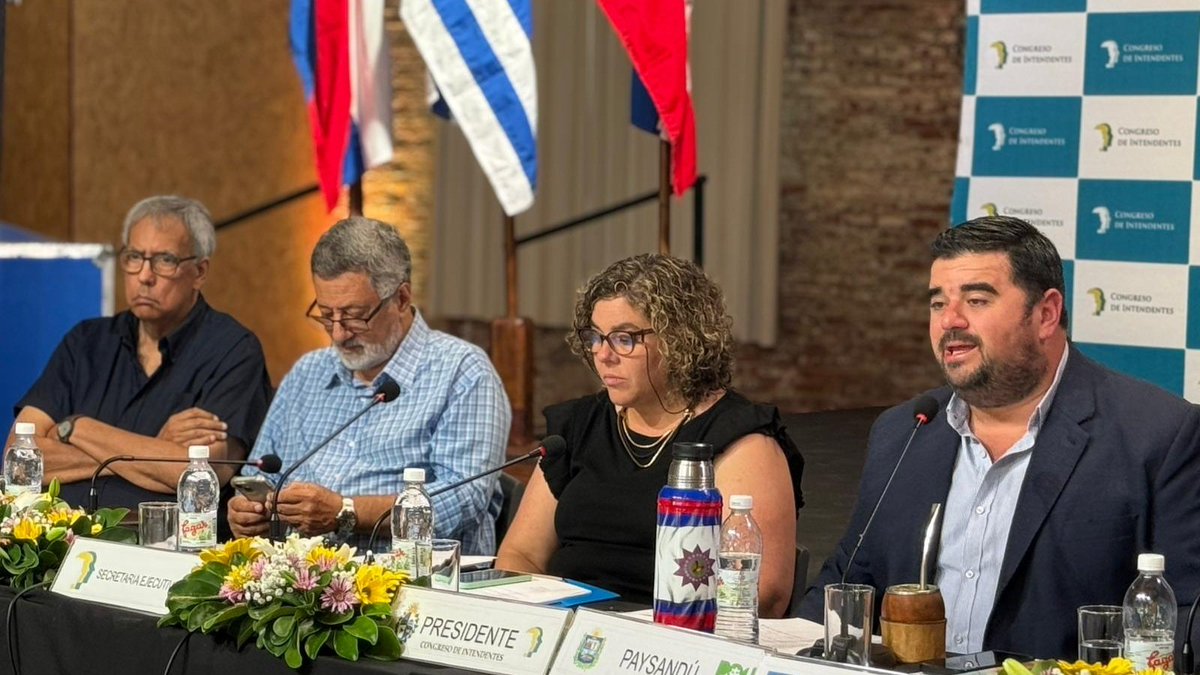 📍 En este momento el Congreso de Intendentes sesiona en Colonia del Sacramento con una agenda cultural y social en el Centro Cultural AFE. Debaten sobre gestión departamental, sensibilización social y proyectos estratégicos.