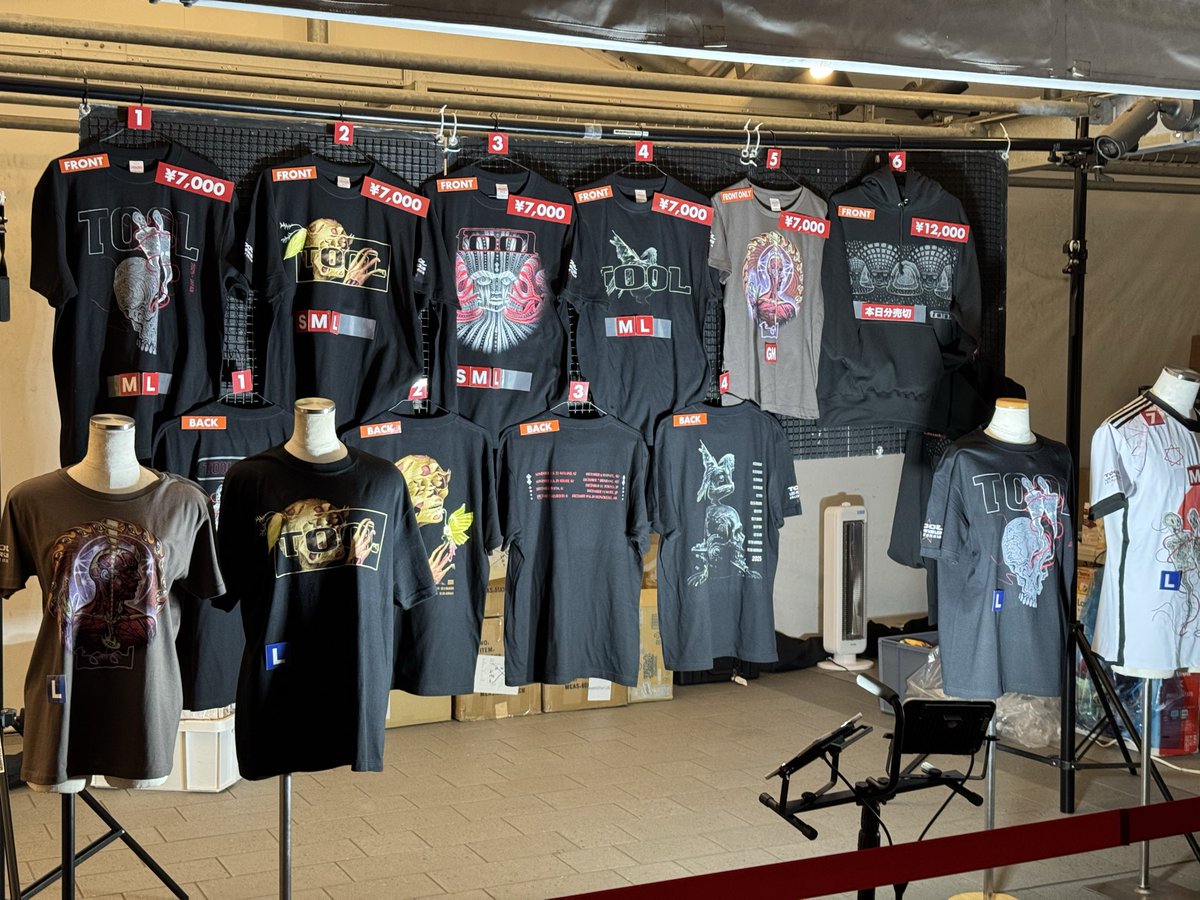 akin1969's tweet photo. Ｋアリーナ横浜「TOOL」参戦！沖縄から俺ひとりか？知らんけど。Tシャツがデブサイズ軒並み売り切れ。数少ないんだろうけど¥7,000もするからまぁ無理して買うこともない
しかしDanny Careyのドラムが凄まじいのひと言につきる。
#TOOL https://t.co/YqmZ5Ynkn4