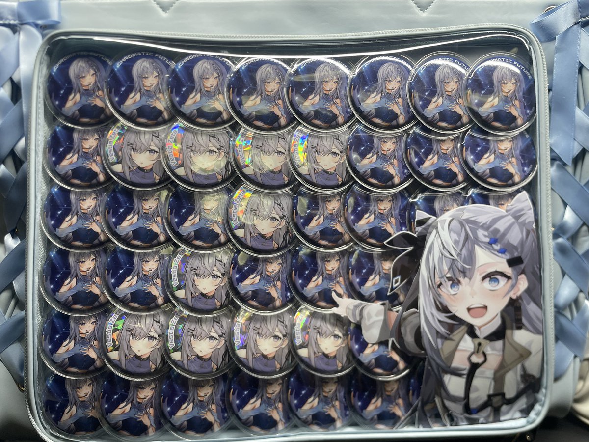 Muya_o7's tweet photo. My new can badges arrived, 
so I put on the protective covers and rearranged my ita bag!!!! (痛バ)

地雷系ゼタの缶バッジがすごく可愛すぎる🩶
#VestiaZeta #ZecretaryDiary https://t.co/EB9zOVmVed