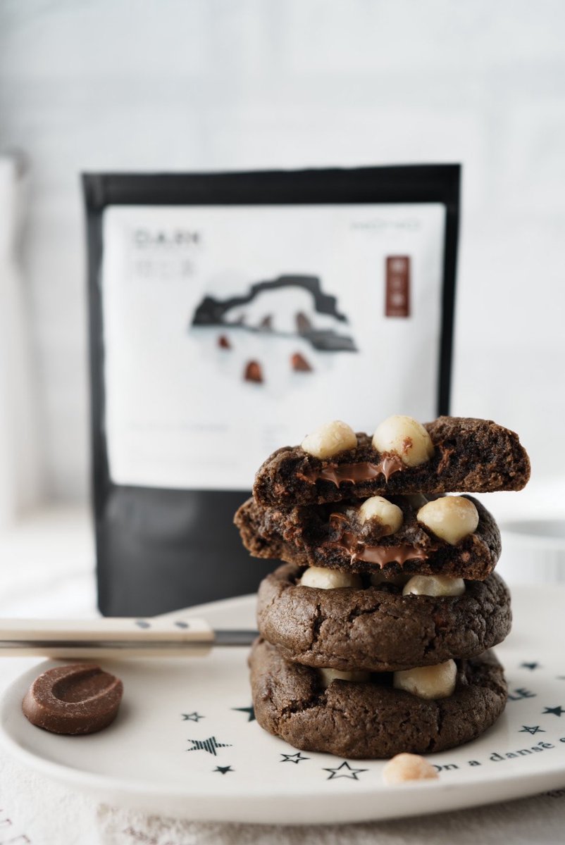 funnyfonny7's tweet photo. Hojicha Caramelia chocolate

ซอฟคุ้กกี้รส Dark Hojicha เข้มๆ โทนนัตตี้หน่อยๆ แปะแมคคาเดเมียกรุบๆ 
สอดไส้ Valrhona Caramelia  (น้องเป็นช็อกโกแลตนมรสคาราเมลที่อร่อยมากๆ)

กินแล้วนัวละมุน เข้ากันไปทุกสิ่งเลย 🤩🤩

เปิดจองรอบส่ง 15 ธ.ค.อยู่นะคะ🥰
#softcookie #hojicha https://t.co/u6dIwVrkAV