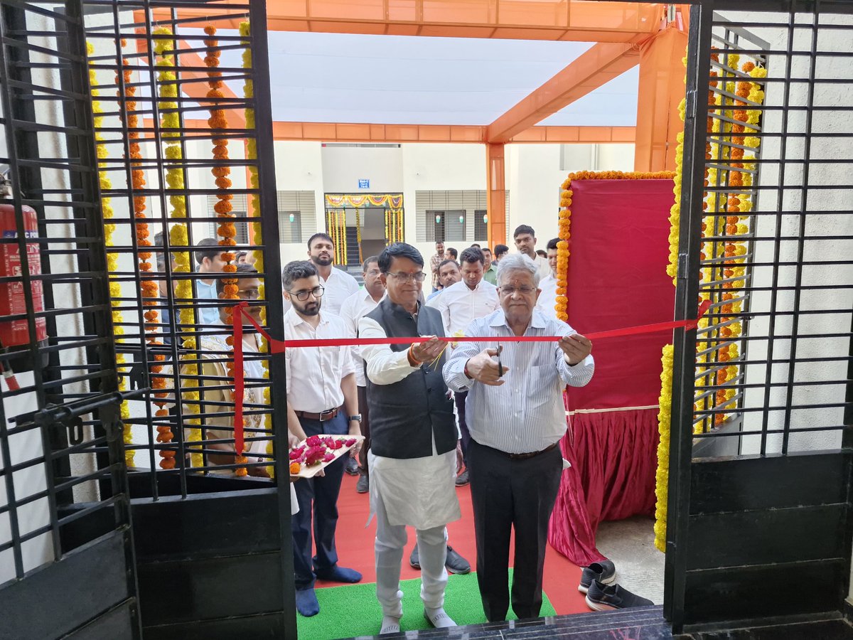 DDO_VALSAD's tweet photo. પંચાયત ગ્રામ ગૃહ નિર્માણ અને ગ્રામ વિકાસ વિભાગ હેઠળ જિલ્લા પંચાયત વલસાડ હસ્તકના વર્ગ-૧ અને વર્ગ-૨ ના અધિકારીશ્રીના કુલ-૪૨ આવાસોનું લોકાર્પણ શ્રી કનુભાઈ એમ. દેસાઈ (માન.કેબીનેટ મંત્રીશ્રી, ગુજરાત સરકાર, નાણા, શહેરી વિકાસ અને શહેરી ગૃહ નિર્માણ)ના વરદ હસ્તે કરવામાં આવ્યું.
@CMOGuj https://t.co/E2nVASCwME