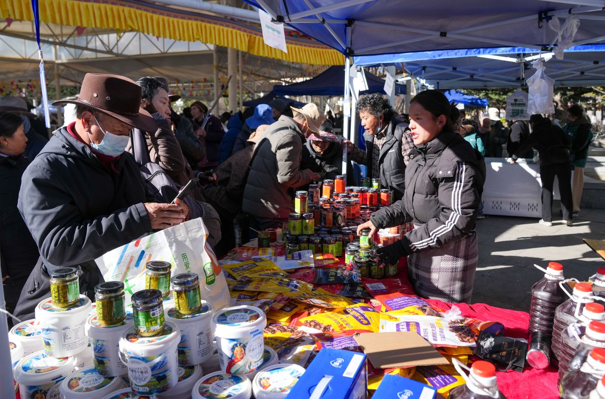 ChinaDaily's tweet image. People select products during a supply and marketing #fair at a park in #Lhasa, Southwest China's #Xizang autonomous region, Dec 10, 2025. The event has gathered more than 1,000 characteristic agricultural products from Xizang, including highland barley products, yak meat