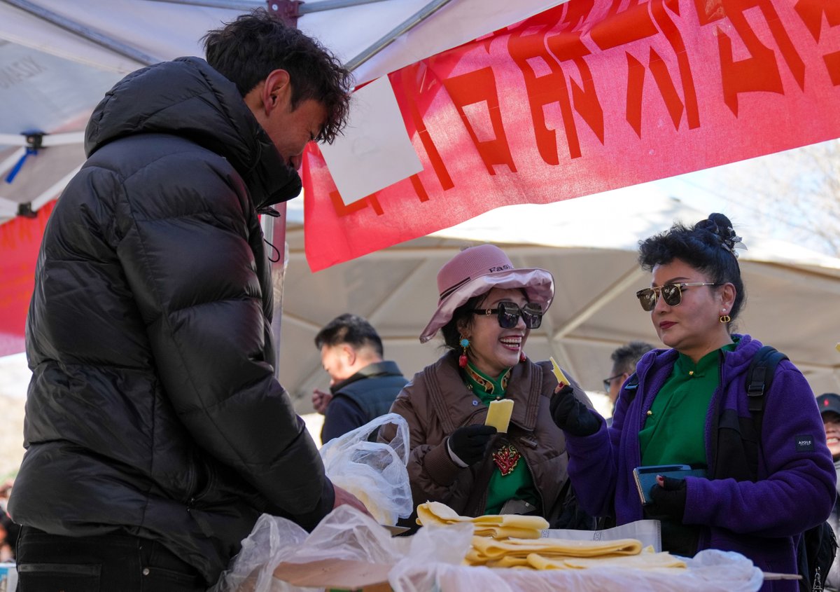 ChinaDaily's tweet image. People select products during a supply and marketing #fair at a park in #Lhasa, Southwest China's #Xizang autonomous region, Dec 10, 2025. The event has gathered more than 1,000 characteristic agricultural products from Xizang, including highland barley products, yak meat
