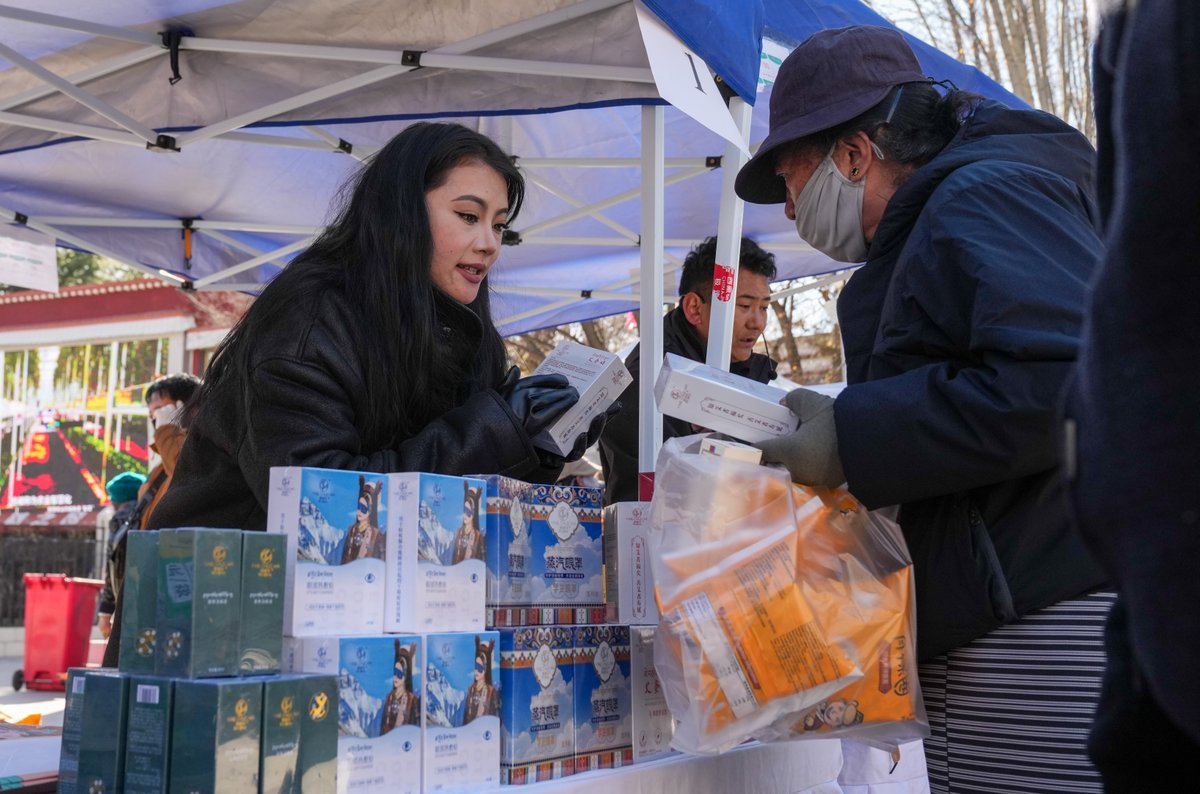 ChinaDaily's tweet image. People select products during a supply and marketing #fair at a park in #Lhasa, Southwest China's #Xizang autonomous region, Dec 10, 2025. The event has gathered more than 1,000 characteristic agricultural products from Xizang, including highland barley products, yak meat