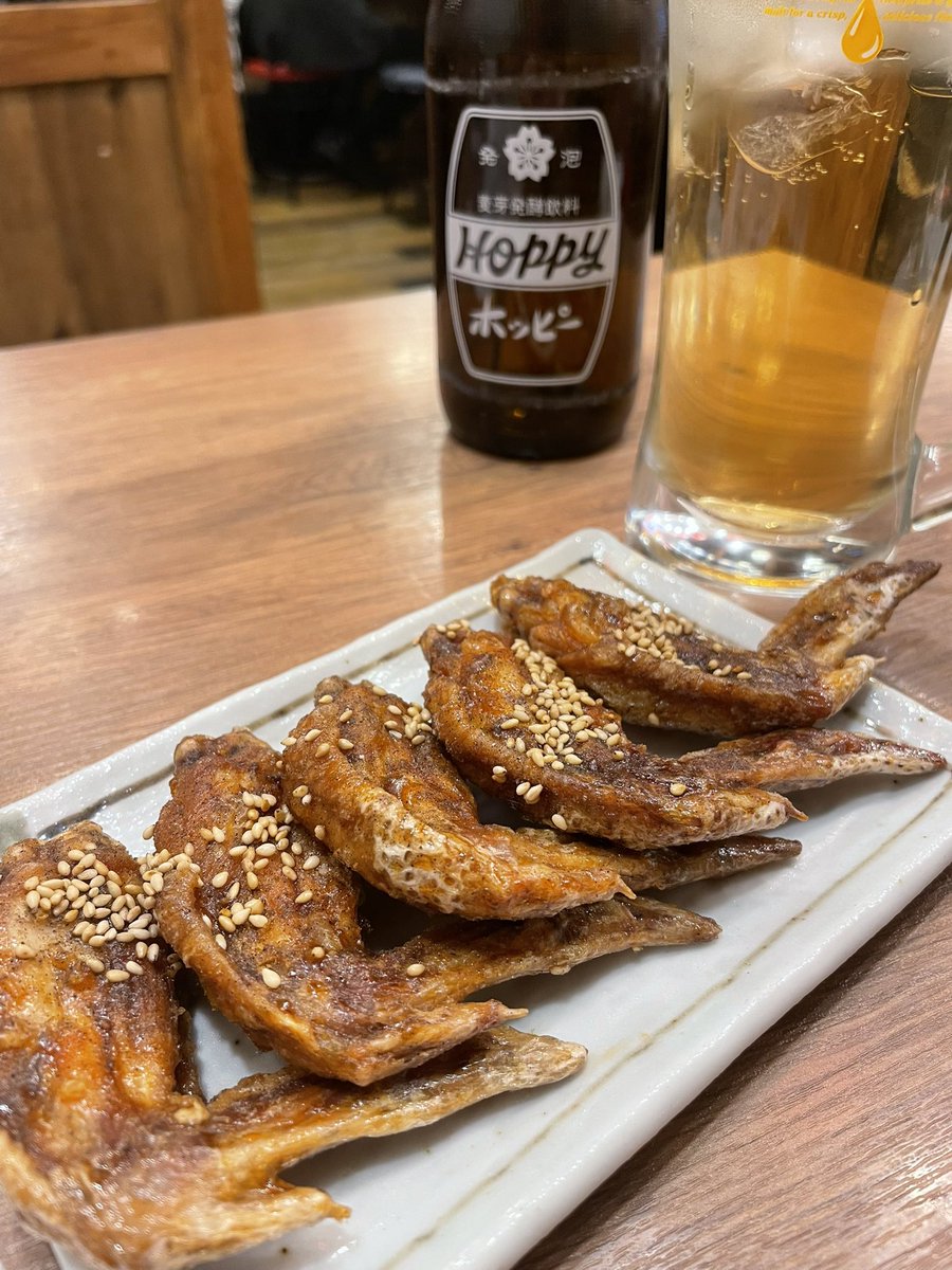 mipitee's tweet photo. 仕事終わりに🧑‍🎄サンタ帽🦊をダイソー様で無事getして、1人忘年会を2店周ってやって、満足して帰ってきたナリ。ここの手羽先好きすぎる。しばらくお店貸切おひとり様時間で王様気分（女王ではないw） https://t.co/Ix6uC7NaAK