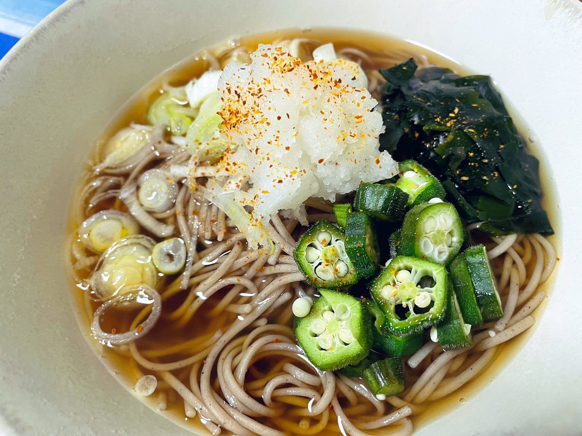 Tomo_Mrk3B01's tweet image. Today’s dinner, hot #soba with various toppings really hits the spot on such a cold night😋
I tried putting grated Daikon &amp;amp; hot pepper powder “Ichimi(#一味 )”on the soba this time, they really increased my appetite👍
#cookingathome 
#おうちごはん 
#twinglish 
#Twitter家庭料理