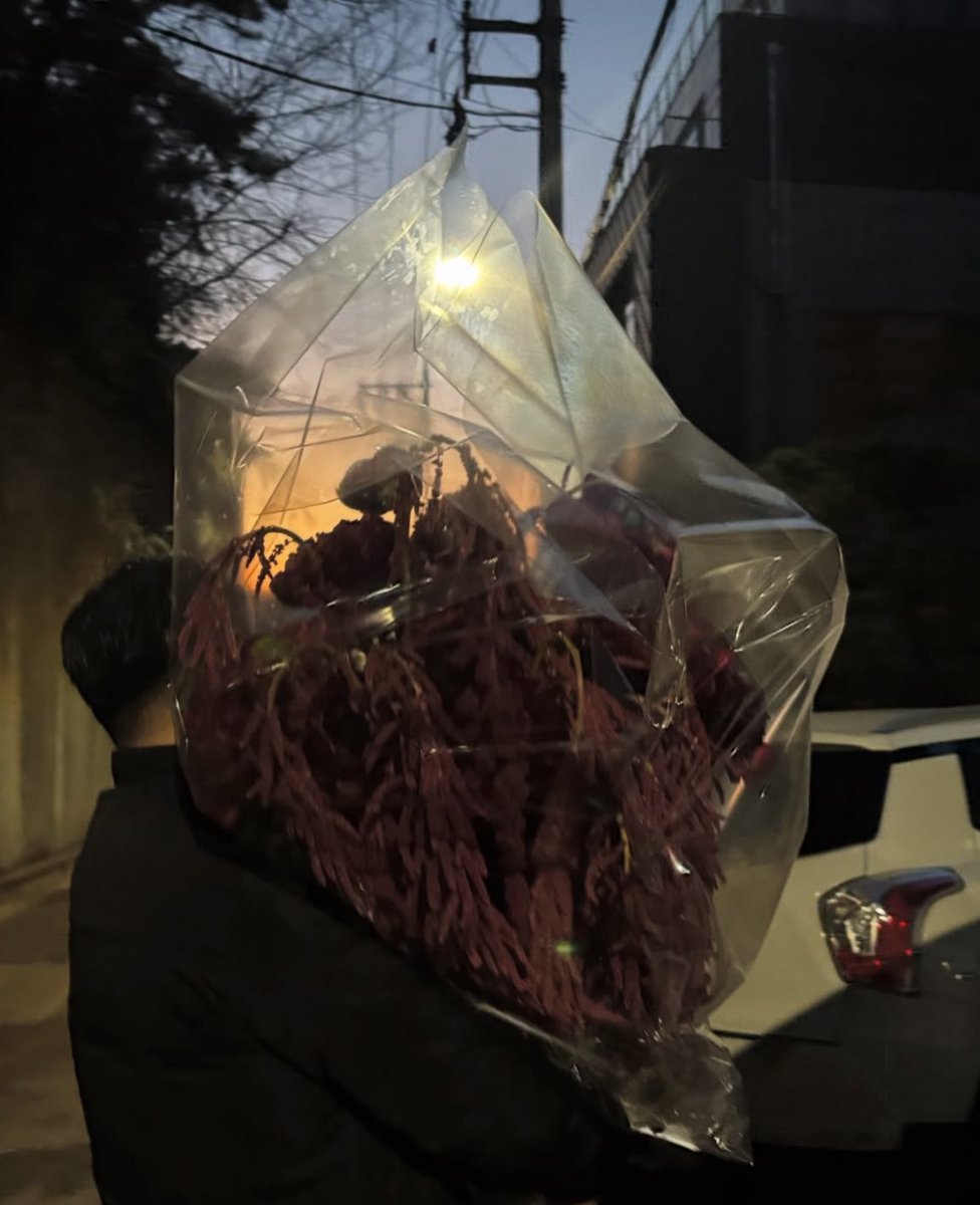 The bouquet Ye delivered to his wife Bianca after her art exhibit 🥹