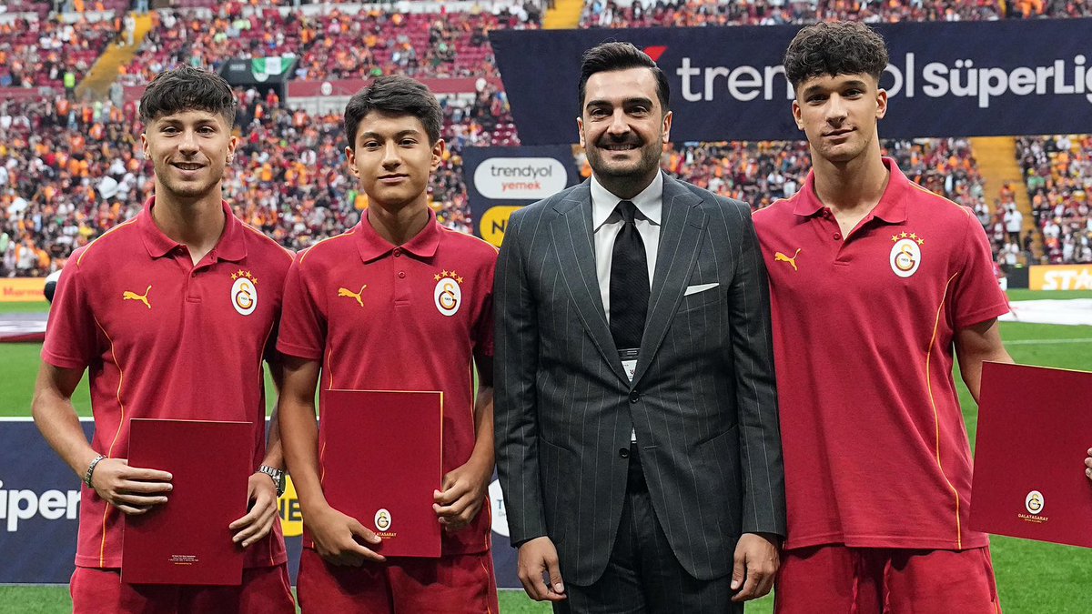 Bilindiği üzere UEFA, Şampiyonlar Ligi maçlarında deplasman takımının UEFA Gençlik Ligi’nde oynayan U19 takımı için, ev sahibi takım tribününden yer ayırarak bu gençleri teşvik ediyor. 

Ancak Ajax maçında olduğu gibi, Salı günü Monaco’da da Galatasaray U19 takımına UEFA