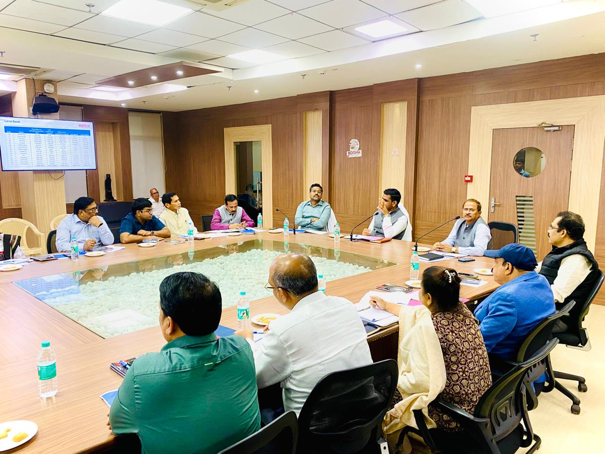 idco_odisha's tweet photo. Today, Hon'ble Minister, Industries Dept, Shri @SampadSwainBJP conducted a review meeting
on various matters related to the functioning of #IDCO in the IDCO Conference Hall,
Bhubaneswar. https://t.co/X5JwMDbyNU