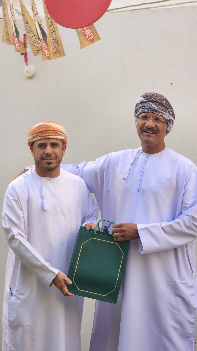 EduGovNsq6303's tweet photo. بكل فخر نبارك للأستاذ المتألق مبارك البرطماني هذا التكريم الذي يليق بعطائه.
فهو شعلة المدرسة، وصاحب البصمة الحاضرة في كل ركن، يمزج بين الإخلاص والإبداع ليصنع فرقاً حقيقياً في نفوس طلابه وزملائه.

شكراً لك أستاذ مبارك…
فأمثالك يُكرّمون لأن أثرهم لا يُنسى. 🌟

#تكريم #التعليم https://t.co/O9hDrRA77M