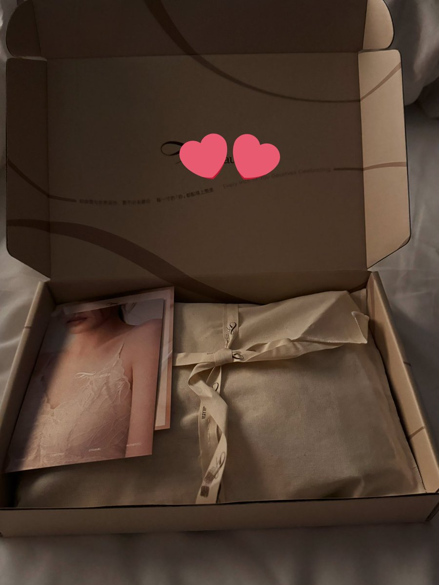 和姐姐见面了！此刻就是最幸福的小狗 
很开心很喜欢姐姐准备的小礼物💝
❤️更加喜欢姐姐（见到姐姐两眼放光但不好意思看(*^^*)#姐姐和小狗 #les #小狗日记