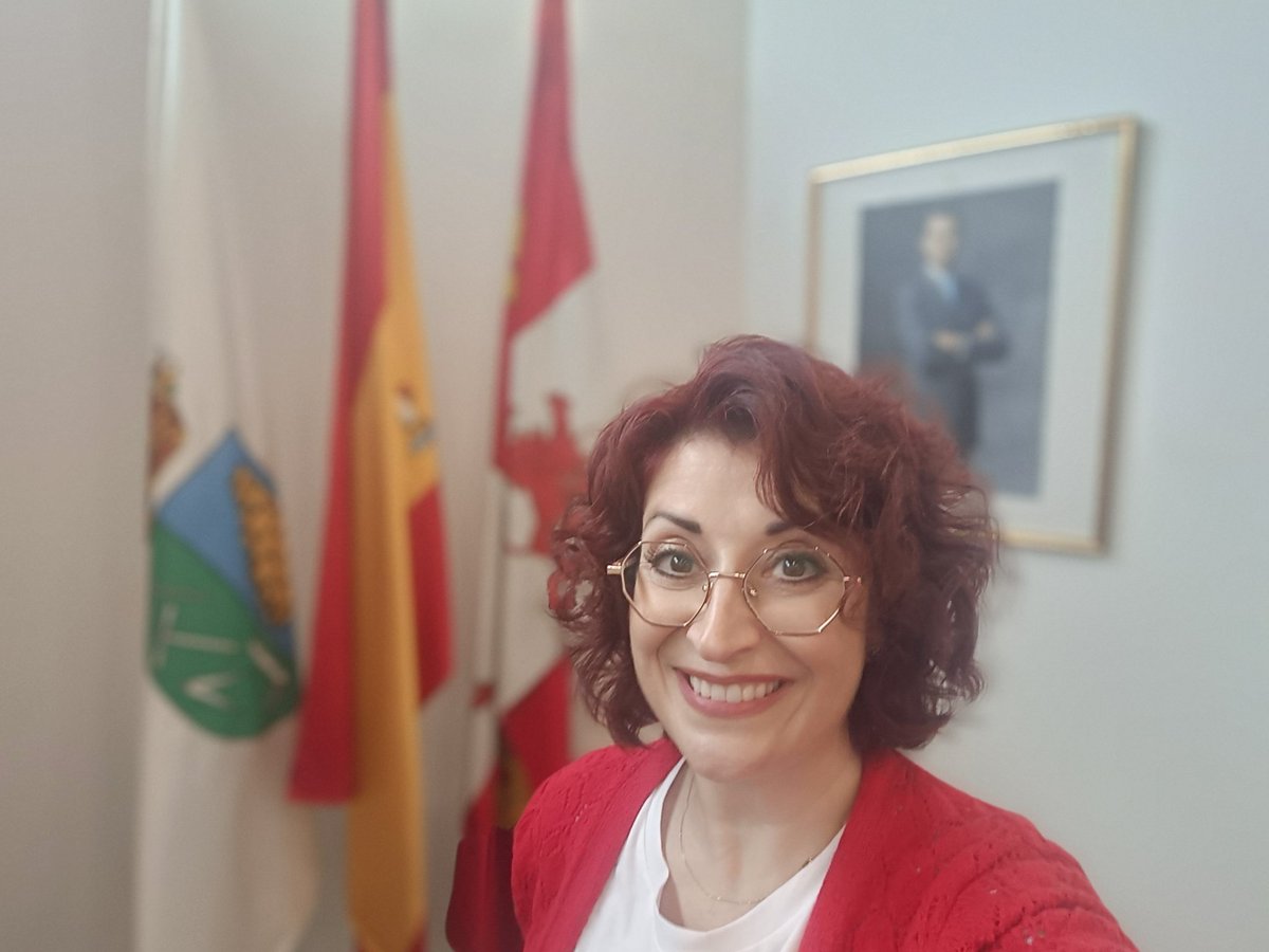 Bandera 🇪🇦, retrato #FelipeVI ...
Salón de plenos en el <a href="/AytoVillamayor/">Ayto Villamayor</a> 
Gracias queridos por todo
#Radio en directo 
"Es la mañana de #Salamanca "
<a href="/esradioSal/">EsradioSalamanca</a> <a href="/antoinepenela/">A.Penela</a> 
<a href="/esRadio_CyL/">esRadio CyL</a>