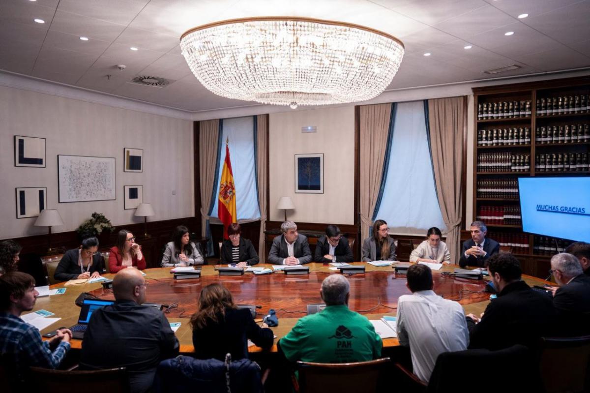 🚨 Cuenta atrás para 60.000 hogares.

Organizaciones sociales y sindicatos, incluyendo <a href="/CCOO/">Comisiones Obreras</a>, nos reunimos en el <a href="/Congreso_Es/">Congreso</a> para exigir la prórroga de la moratoria antidesahucios.

Si el Gobierno no aprueba el Decreto antes del 31/12, miles de familias quedarán desprotegidas.