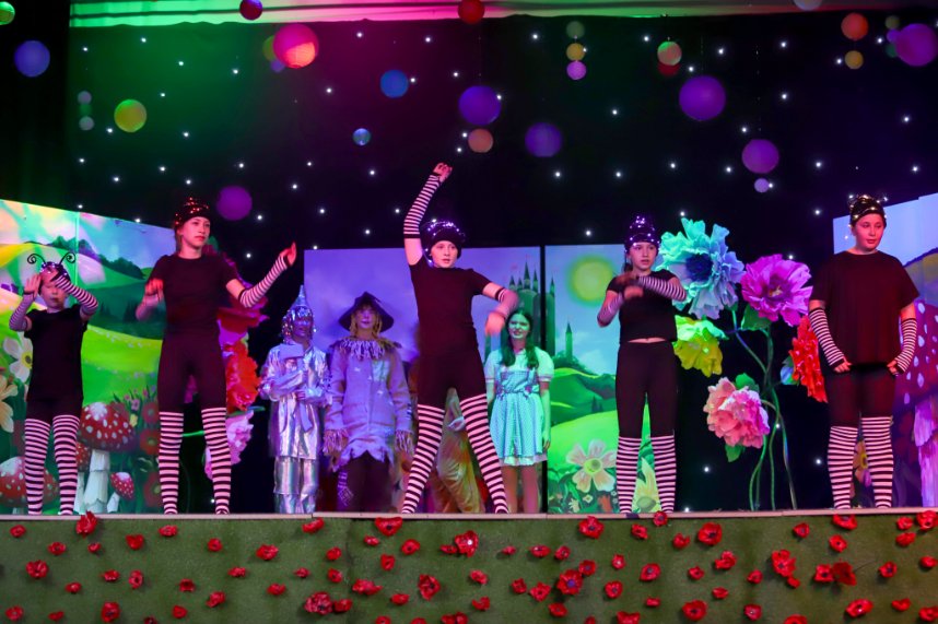 Our Drama students put on a fantastic performance in 'The Wizard of Oz' last night. The audience showed their appreciation with rapturous applause and heartfelt congratulations to all the cast.
We hope everyone who is going to tonight's performance enjoys it as much!